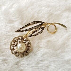 VINTAGE Damascene Filigree Flower Pin Brooch Faux Pearl gold tone